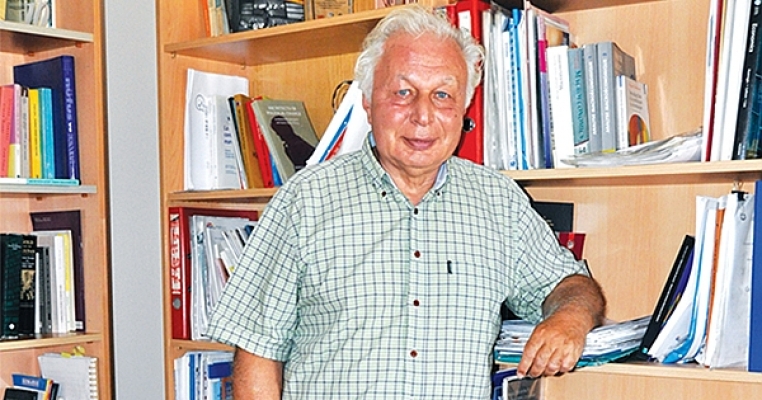 Ekonomi profesörü dolandırıldı