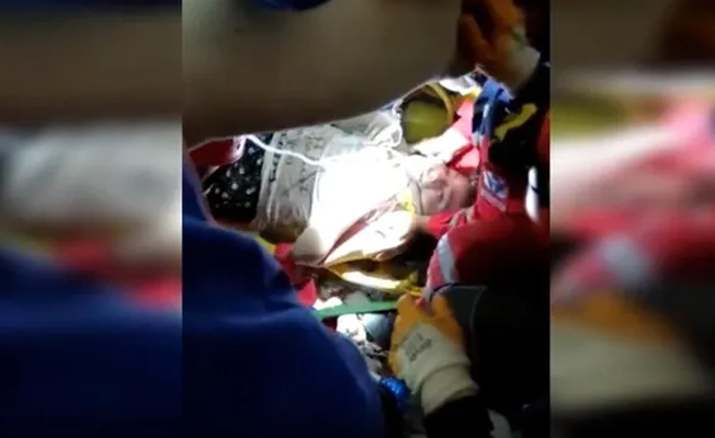 Küçük kız enkazdan böyle kurtarıldı: Kurban olurum sana