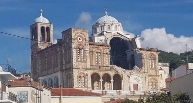 Sisam Adası'nda bir kilise ve çok sayıda evde hasar meydana geldi