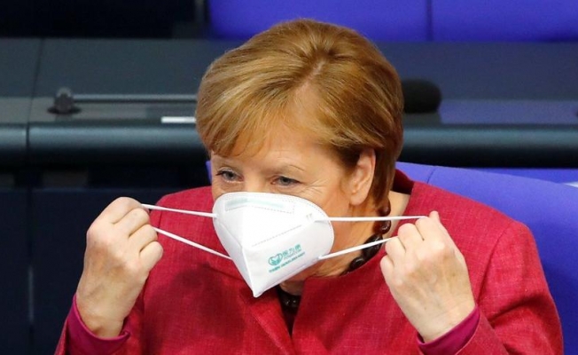 Merkel'in maskesi sahteymiş