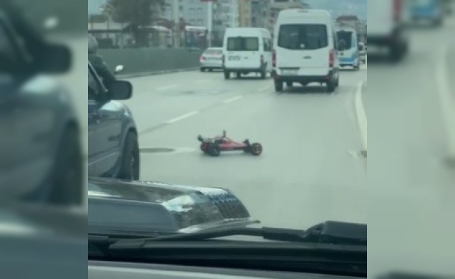Trafikte oyuncak araba sürdü