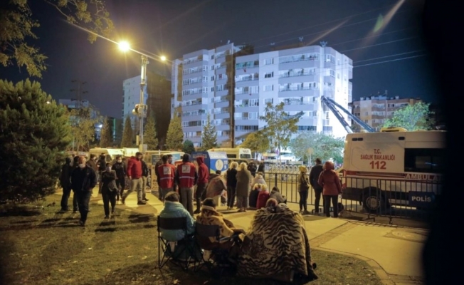 Bakan Dönmez: İzmir'de elektrik verilmeyen bina kalmadı