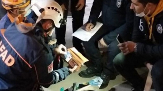 Enkazdaki çantadan borç listesi ve para çıktı