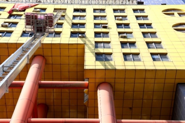 Dünya'nın en saçma binası yıkılıyor
