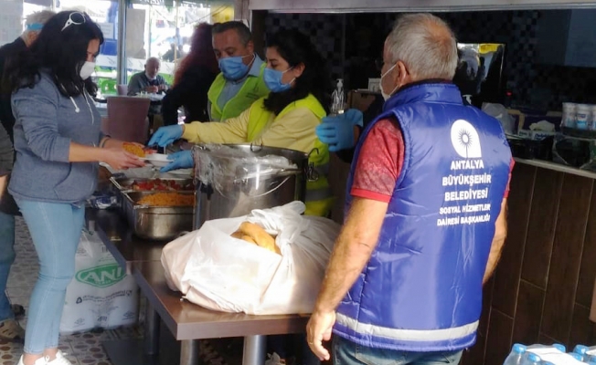 Antalya Büyükşehir Belediyesi'nin aşevi, depremzedelere hizmet vermeyi sürdürüyor