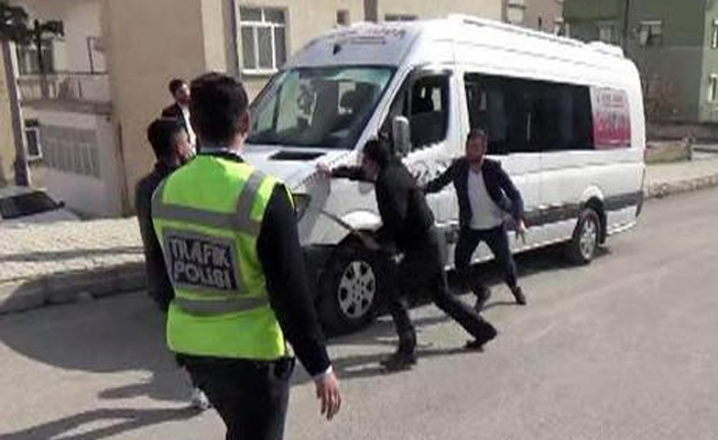 Kaza yapan oğlunu sopayla kovaladı