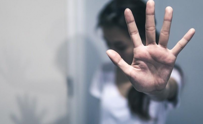 Öptüğü yeri bulaşık teliyle kazıdı
