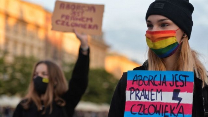 Polonya'da kürtaj yasağı ertelendi!