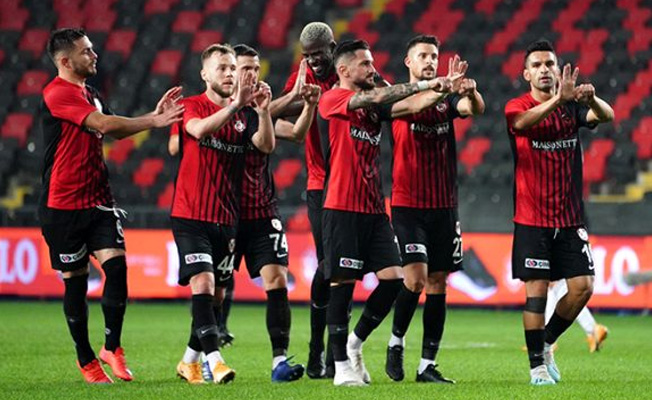 Futbolcular depremzedeleri unutmadı
