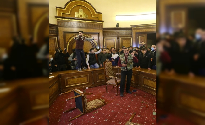 Ermenistan’da hükümet binası basıldı