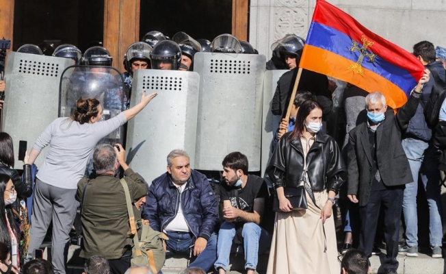 Ermenistan karıştı! "Hain paşinyan" protestoları
