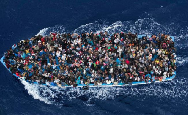 Mültecileri taşıyan gemi battı: 100'den fazla kayıp var