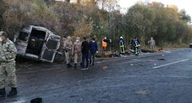 Sığınmacı taşıyan minibüs devrildi: 2 ölü 27 yaralı