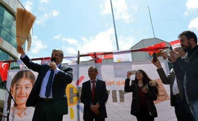 Balbay'dan süpürgeli 'hayır' mitingi