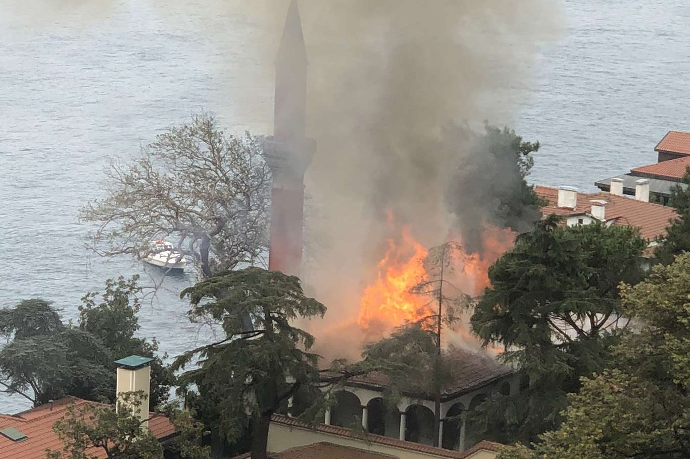 Tarihi Vaniköy Camii'de yangın çıktı: Hasar büyük!