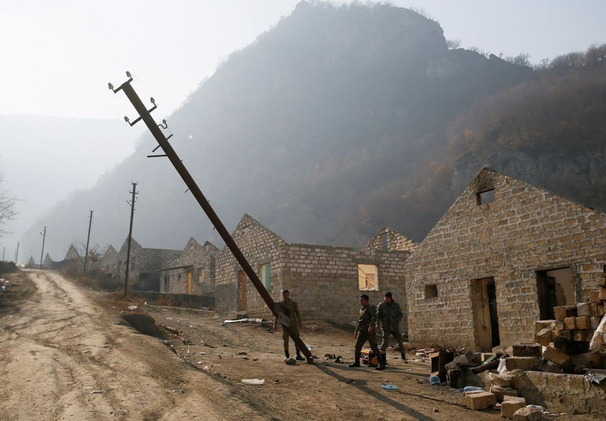 Elektrik direklerini söktüler