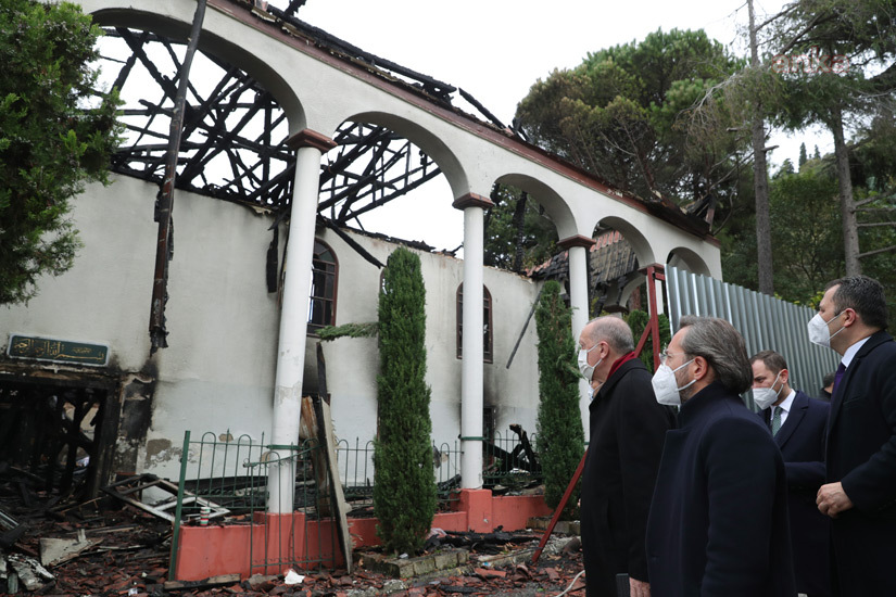 Erdoğan, tarihi Vaniköy Camii'nde incelemeler yaptı