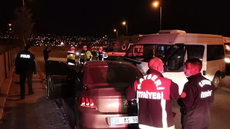 Askeri minibüs ile otomobil çarpıştı