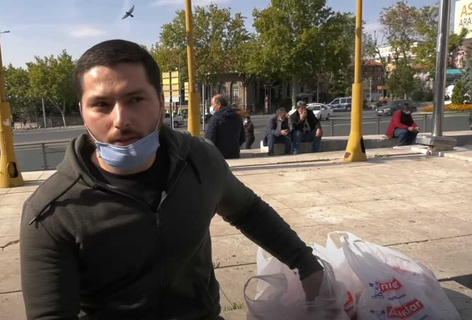 Doktora yapan genç, kabak çekirdeği satıyor