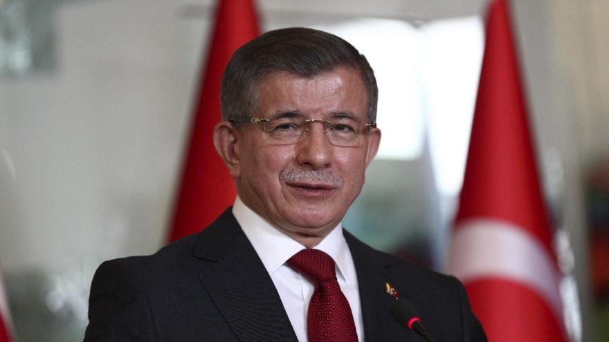 Davutoğlu: " İktidardaki herkes çift kişilikli yaşıyor. "