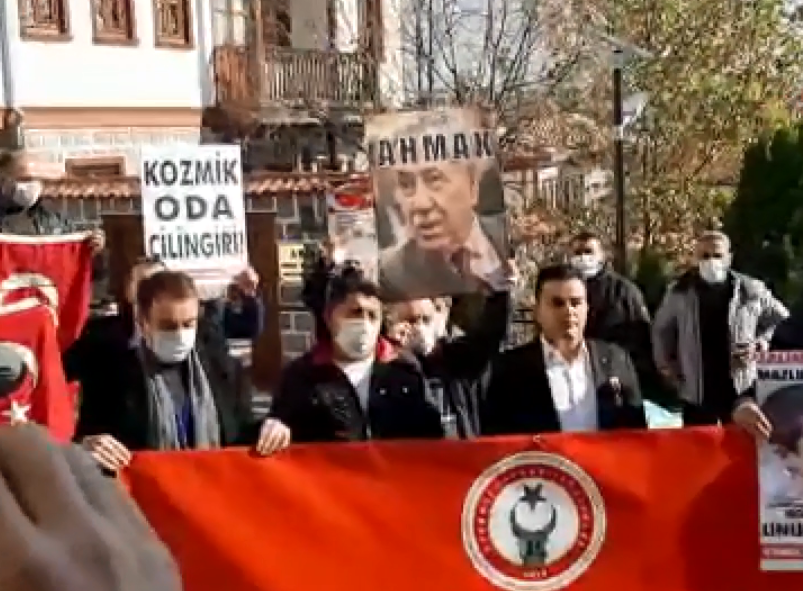 Bülent Arınç'ı ofisi önünde protesto ettiler