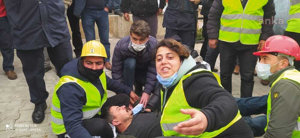 Madenciler yürümek istedi, Jandarma engelledi: "Bizim değil patronun yolunu kapatın"