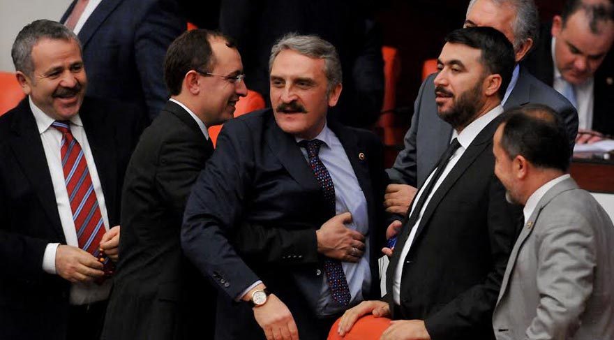 Tarihi çeşmeyi restore ettirip kitabesine babasının ismini yazdıran AKP'li 'Yeliz': Teşekkür edeceğine...