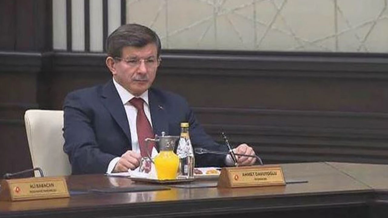 İlginç iddia: Arınç'ın görevden alınmasını Davutoğlu engelledi