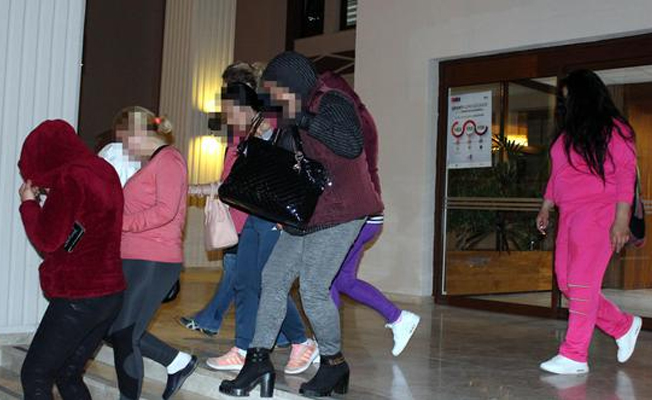Hamama fuhuş operasyonu! Seks oyuncakları, haplar ve iğneler ele geçirildi
