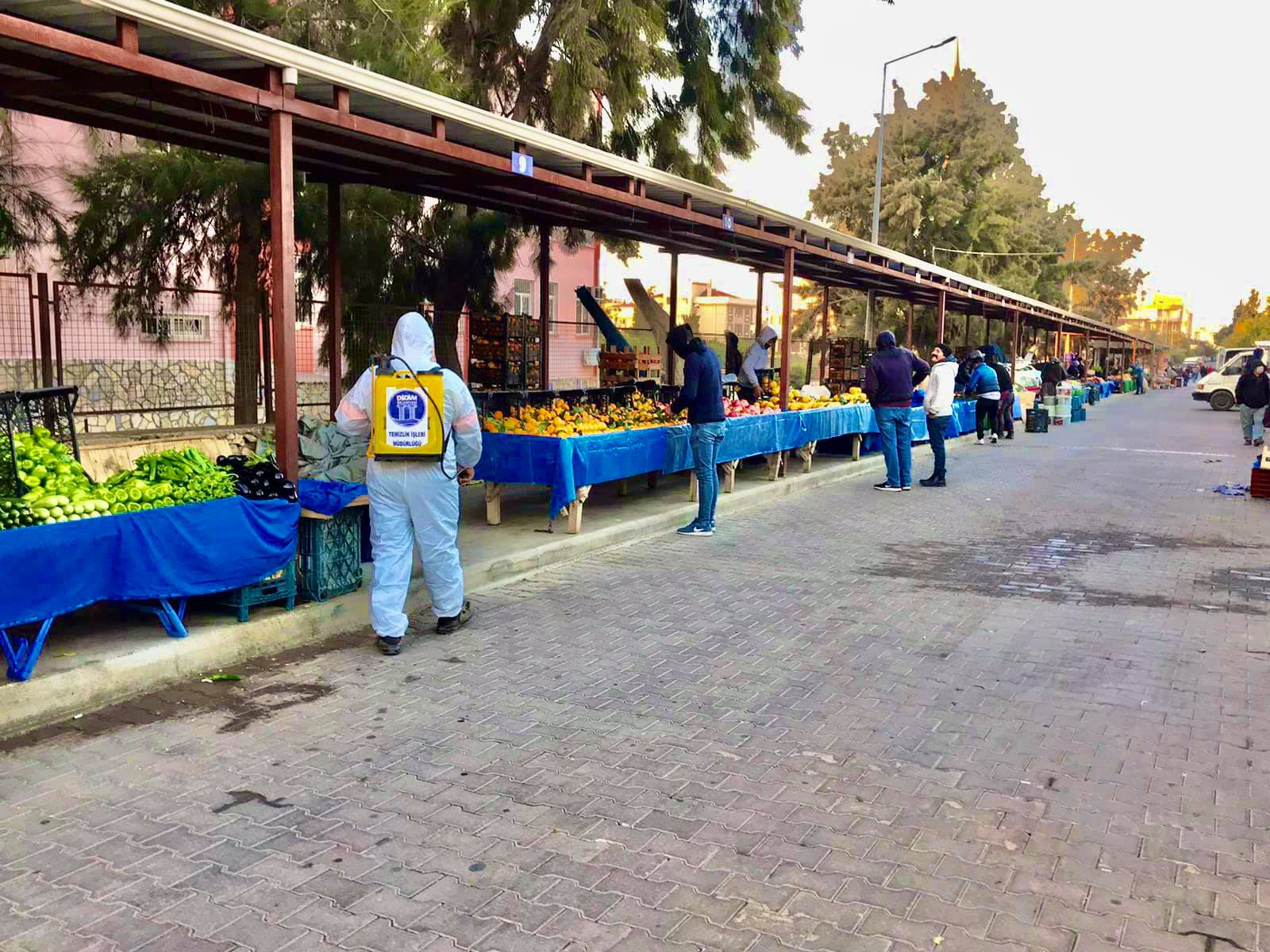 Didim'de pazar yerleri dezenfekte ediliyor