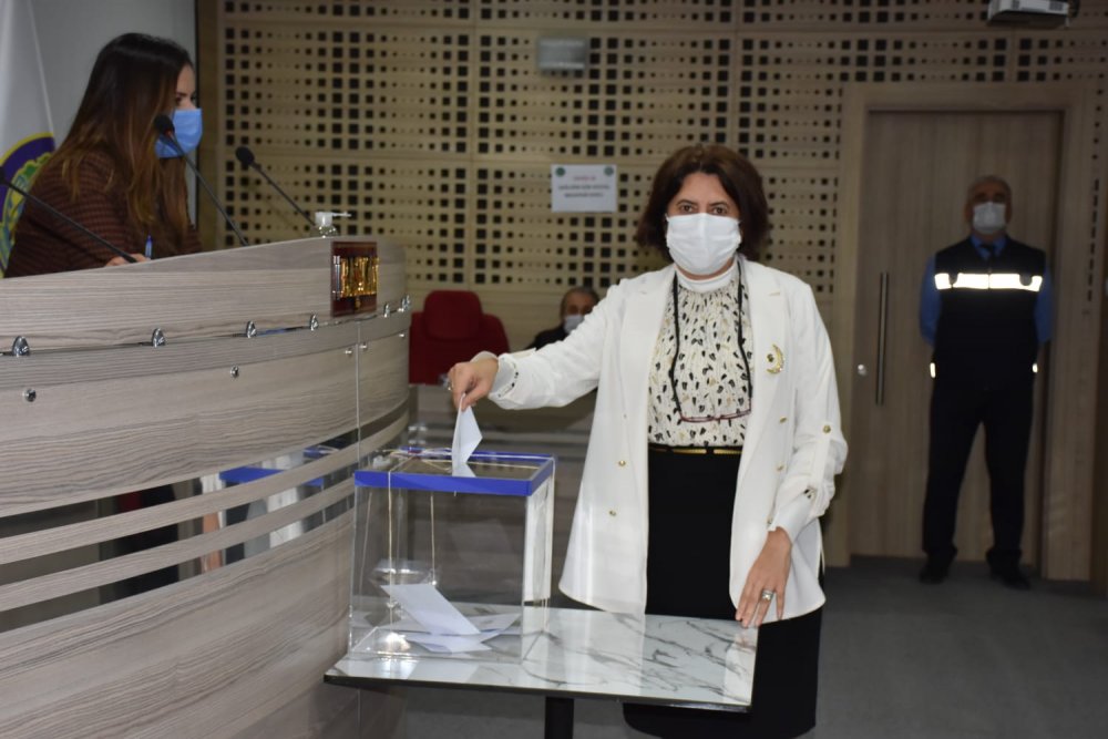 Yeni başkan seçildi: Menemen'de Deniz Karakurt dönemi