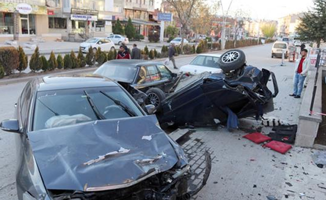 Aşırı hız kazasında ortalık savaş alanına döndü