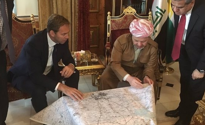AKP'nin Ankara'da, İstanbul'da, Diyarbakır'da ağırladığı Barzani, İngilizler ile harita başında