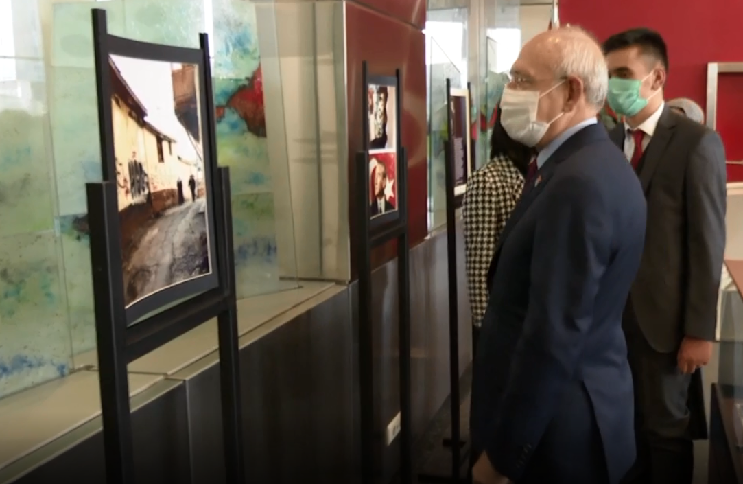 CHP lideri Kemal Kılıçdaroğlu, otizmli Bedirhan Nazif Arı'nın fotoğraf sergisini gezdi