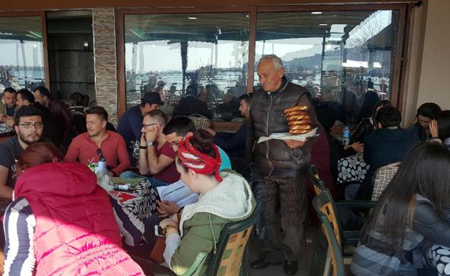 79 yaşındaki emekli ek gelir için simit satıyor