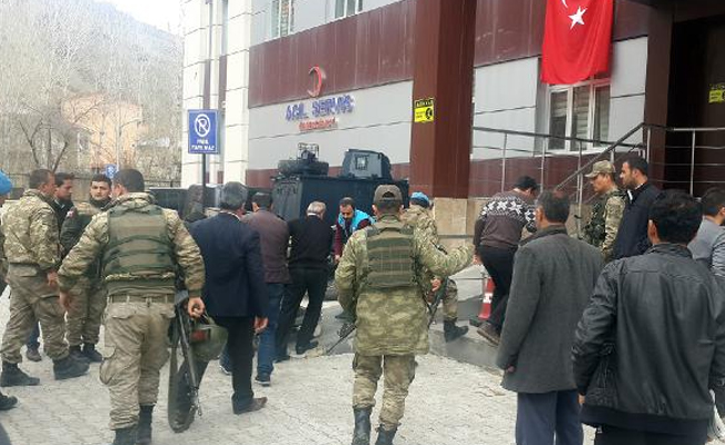 Van'da zırhlı askeri aracın geçişi sırasında patlama: 1 asker yaralı
