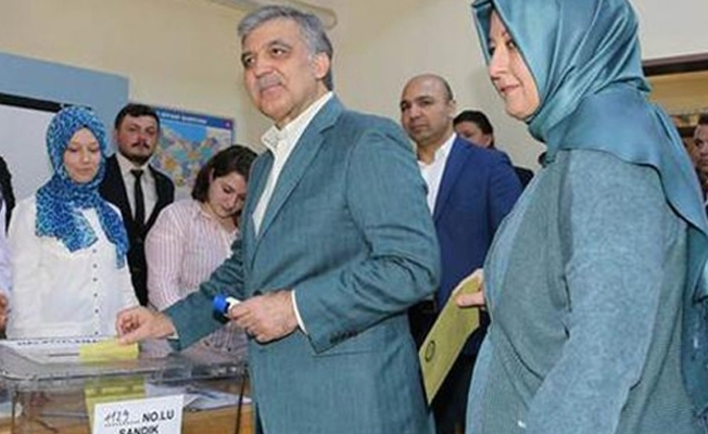 Abdullah Gül'den oyunu soran basın mensuplarına: O, orada kalmıştır