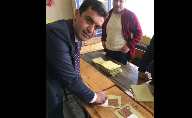 MHP ilçe başkanı açık oy kullanıp poz verdi