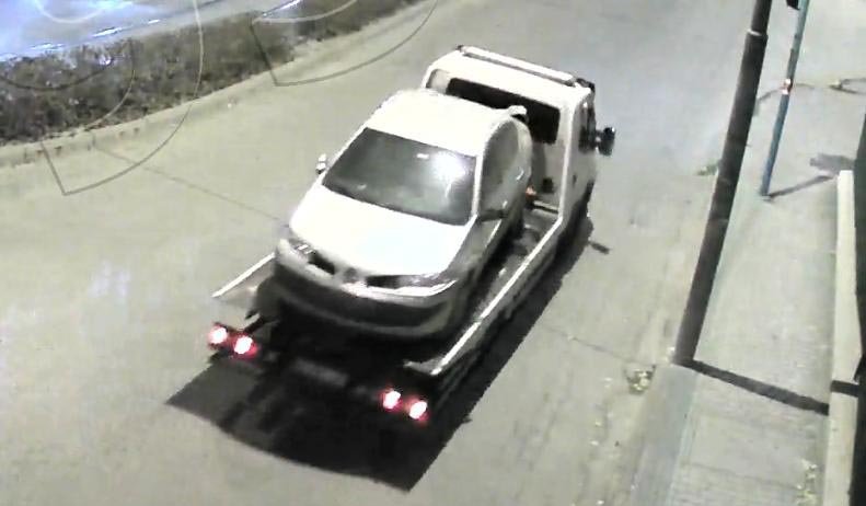 Otomobili çekiciyle çaldılar!