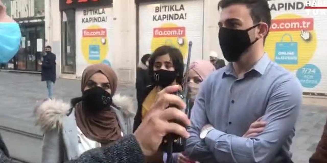 Maskesiz gezen turistler muhabire saldırdı