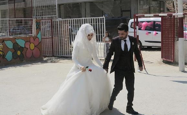 Gelin ve damat önce sandığa koştu