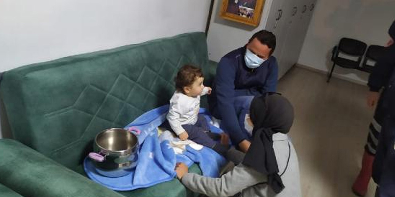 Bebek düdüklü tencereye sıkıştı: İmdadına itfaiye yetişti