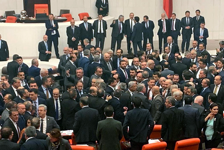 TBMM Genel Kurulu'nda büyük arbede!