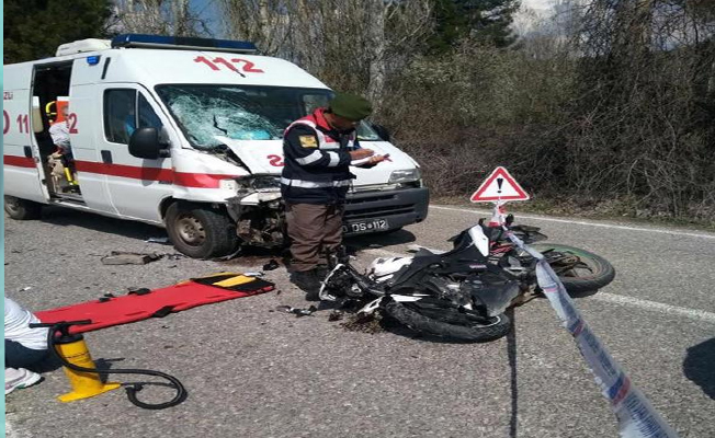 Seçmen taşıyan ambulans ile motosiklet çarpıştı: 1 ölü, 1 yaralı
