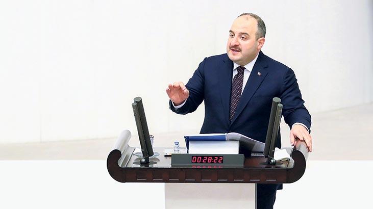 Mustafa Varank, sıralara vurularak protesto edildi