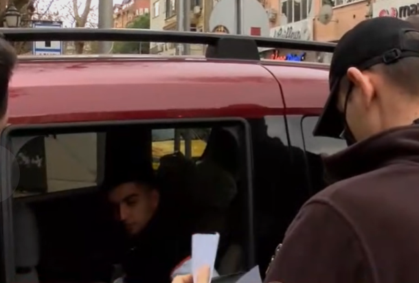 Maske takmayan arkadaşına ceza yazdırdı