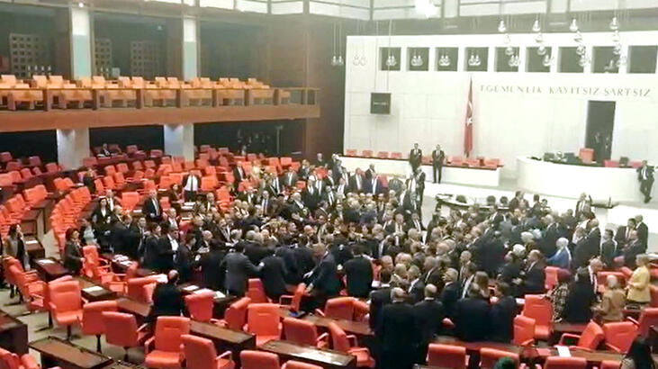 TBMM ateş yerine döndü: Birbirlerinin üzerine yürüdüler