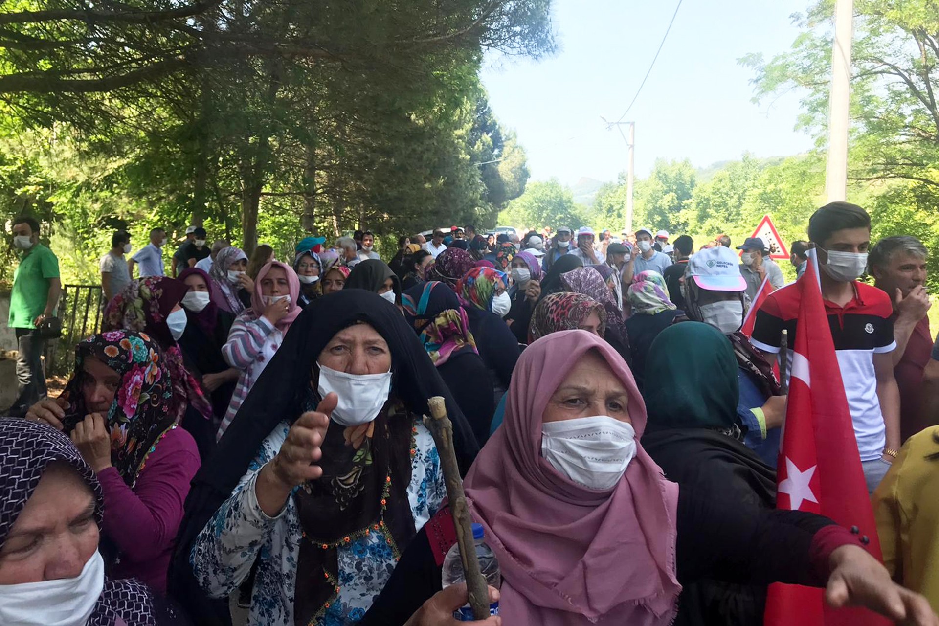 Kirazlıyayla'da göl kurutuldu, ağaçlar kesildi, şimdi de dere yatağına beton döküldü!