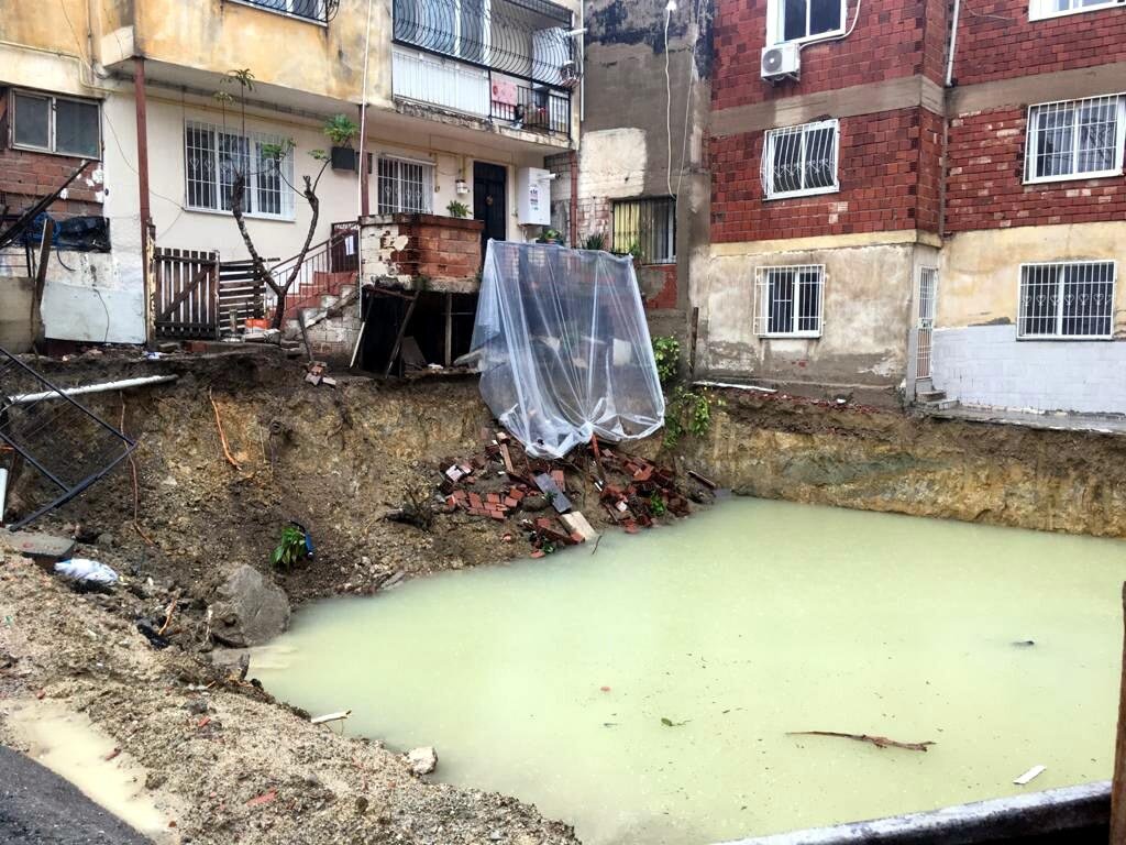İzmir’de sağanak yolu çökertti
