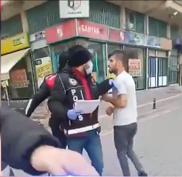 Eşinin yanında önce ceza yedi sonra dayak yedi